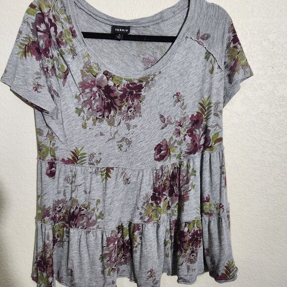 Torrid Blouse Floral Tiered Peplum Top Gray Purple Size 0 Short Sleeve - Picture 1 of 7